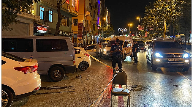 Beyoğlu’nda yol kenarında bekleyen iki kişiye silahlı saldırı: 1 ölü, 1 ağır yaralı