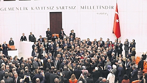 CHP’nin ikiyüzlü siyaseti: Kürsüde yumruk kuliste tebrik